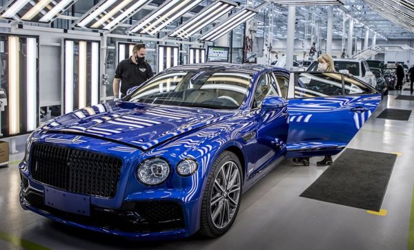 Bentley планира голяма трансформация към изцяло нови електрически модели. Компанията обяви, че ще замени съществуващите Bentayga, Flying Spur , купето Continental GT и кабрио версията и ще въведе изцяло нови модели в гамата си до 2030 г. Първата замяна трябва да стане факт някъде през 2025 г.